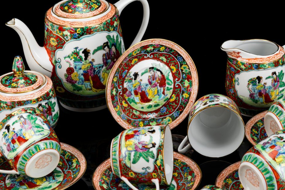 Чайный сервиз "Китайские красавицы в саду" на 6 персон (15 предметов), фарфор, деколь, роспись эмалевыми красками, золочение, Китай, 1960-1980 гг.