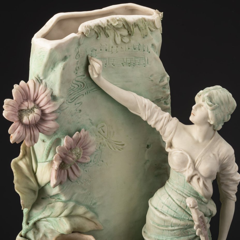Ваза в стиле модерн "Аллегория музыки" ("Эвтерпа - муза лирической поэзии и музыки"), фарфор, роспись, Royal Dux, Австро-Венгрия, 1900-1918 гг.