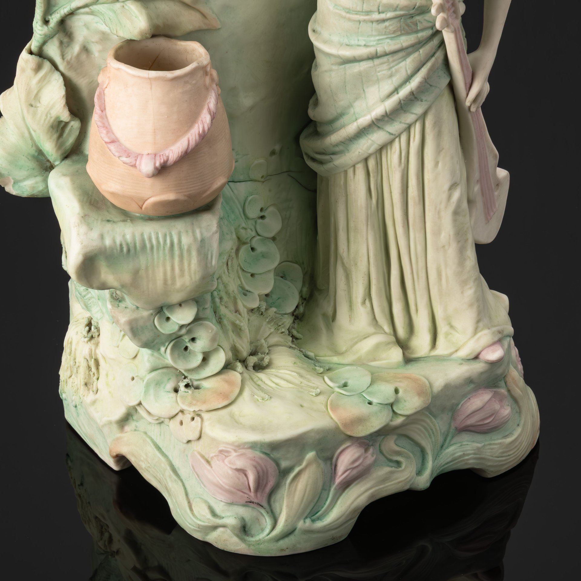 Ваза в стиле модерн "Аллегория музыки" ("Эвтерпа - муза лирической поэзии и музыки"), фарфор, роспись, Royal Dux, Австро-Венгрия, 1900-1918 гг.