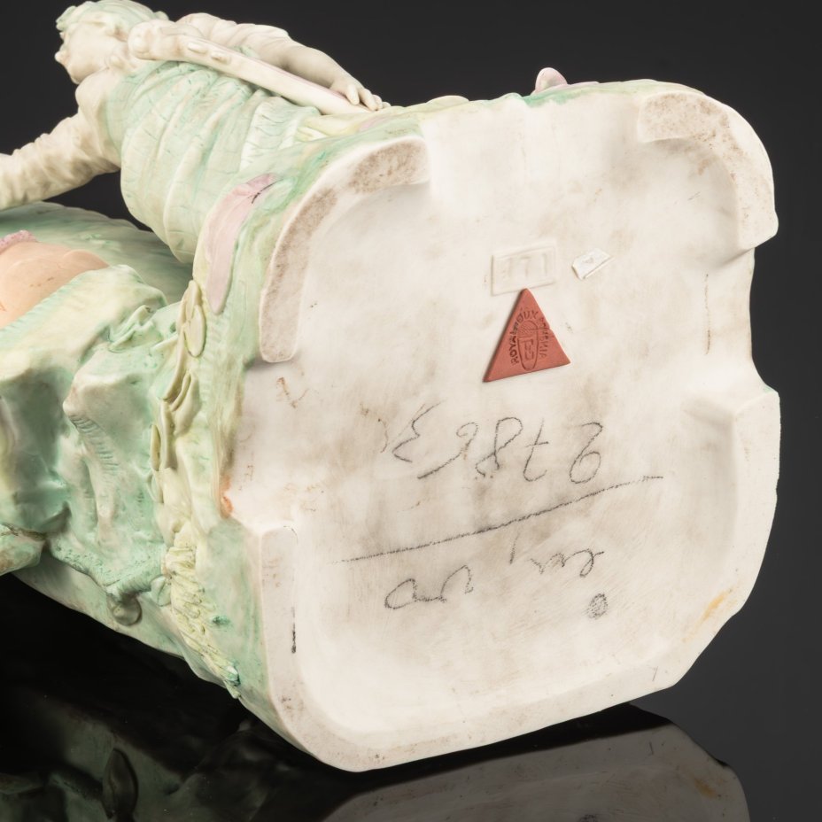 Ваза в стиле модерн "Аллегория музыки" ("Эвтерпа - муза лирической поэзии и музыки"), фарфор, роспись, Royal Dux, Австро-Венгрия, 1900-1918 гг.