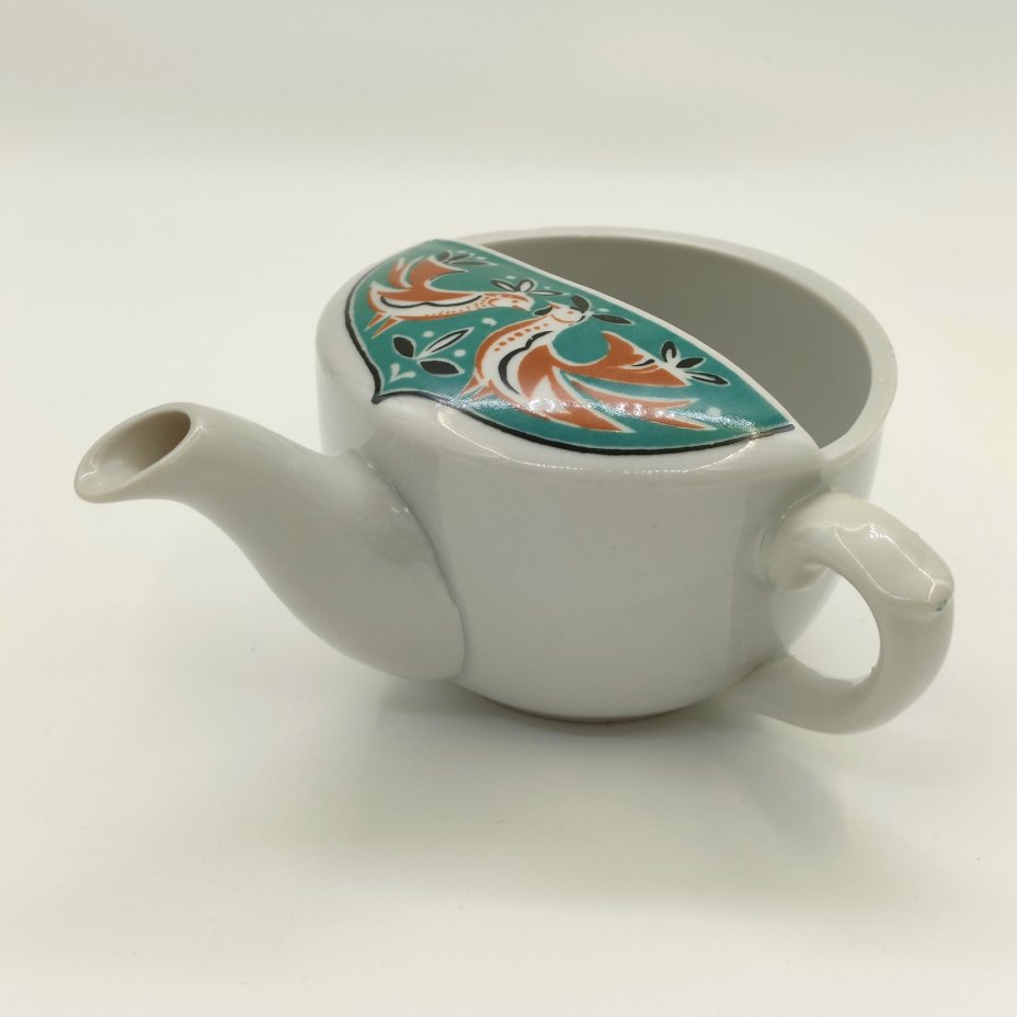 Поильник с декором в виде куриц и петухов, фарфор, деколь, Дмитровский фарфоровый завод (ДФЗ Вербилки), СССР, 1965-1991 гг.