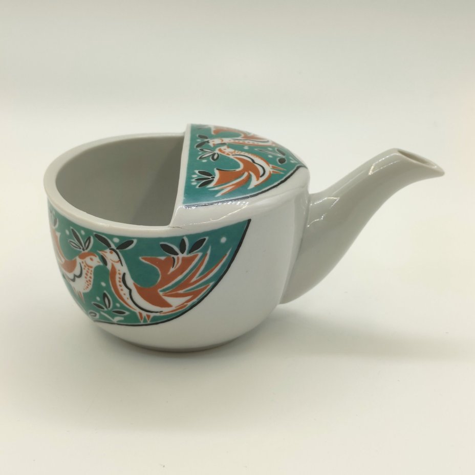 Поильник с декором в виде куриц и петухов, фарфор, деколь, Дмитровский фарфоровый завод (ДФЗ Вербилки), СССР, 1965-1991 гг.