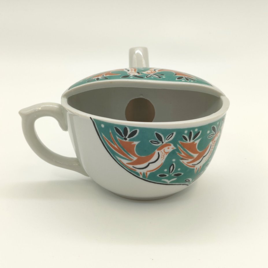 Поильник с декором в виде куриц и петухов, фарфор, деколь, Дмитровский фарфоровый завод (ДФЗ Вербилки), СССР, 1965-1991 гг.