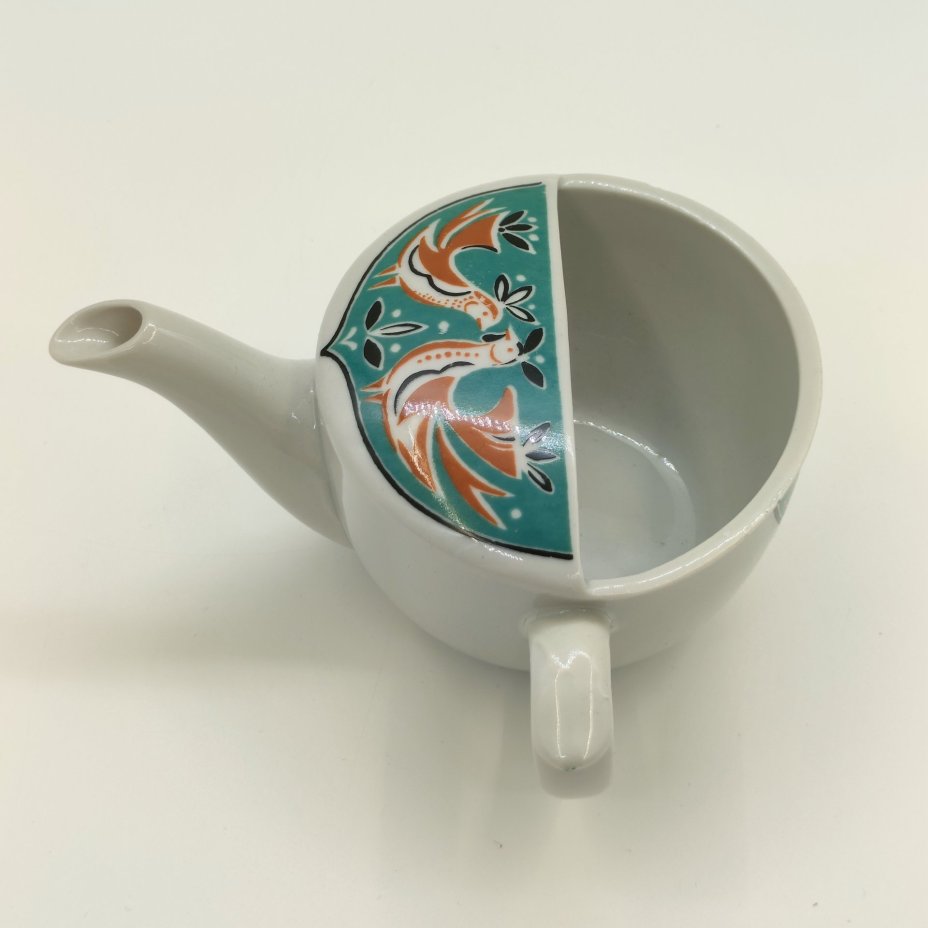 Поильник с декором в виде куриц и петухов, фарфор, деколь, Дмитровский фарфоровый завод (ДФЗ Вербилки), СССР, 1965-1991 гг.