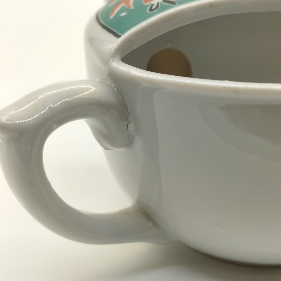 Поильник с декором в виде куриц и петухов, фарфор, деколь, Дмитровский фарфоровый завод (ДФЗ Вербилки), СССР, 1965-1991 гг.