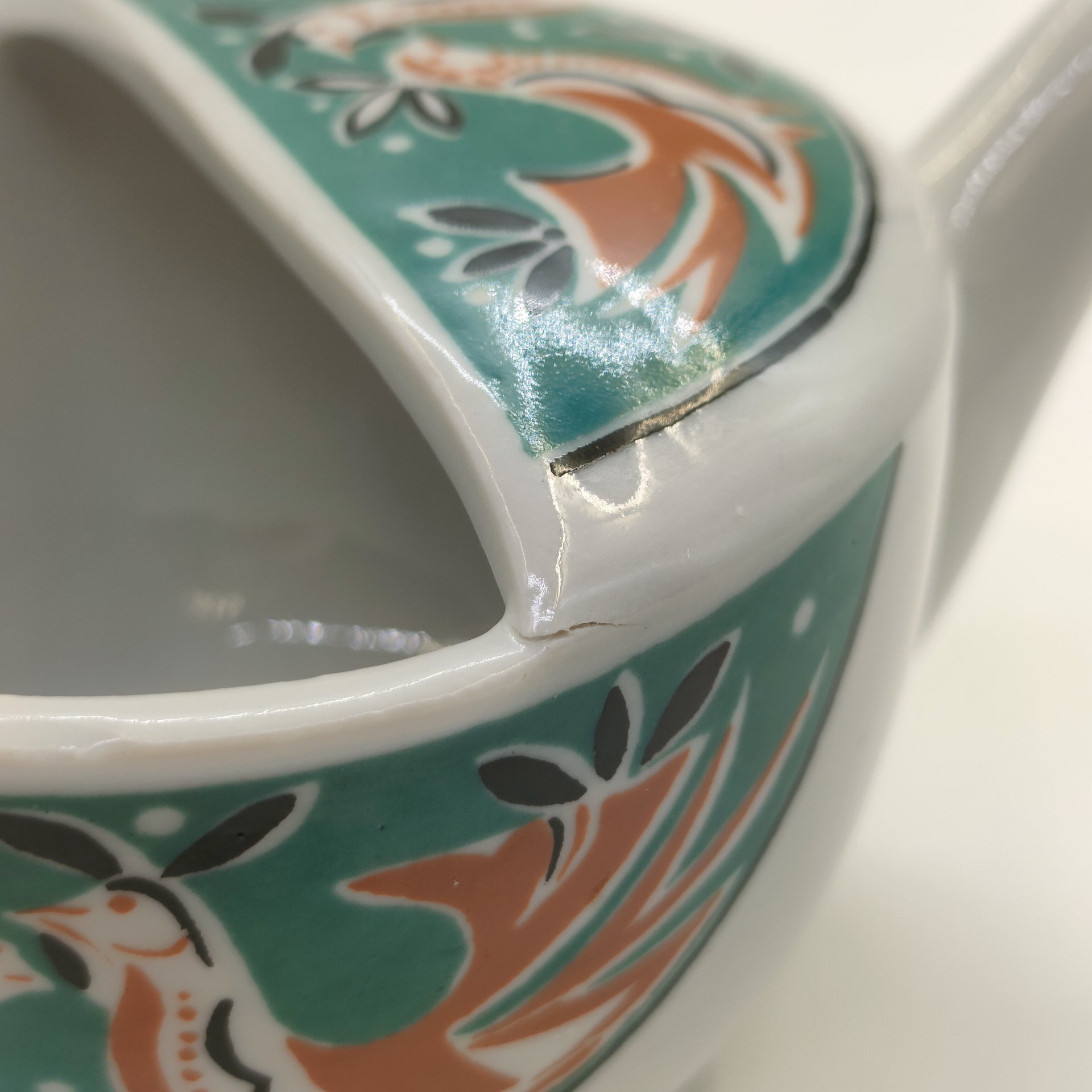 Поильник с декором в виде куриц и петухов, фарфор, деколь, Дмитровский фарфоровый завод (ДФЗ Вербилки), СССР, 1965-1991 гг.