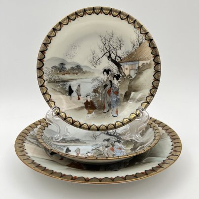 Набор посуды: десертная тарелка и 2 блюдца "Прогулка гейш ранней весной", фарфор, роспись, золочение, Япония, 1920-1950 гг.