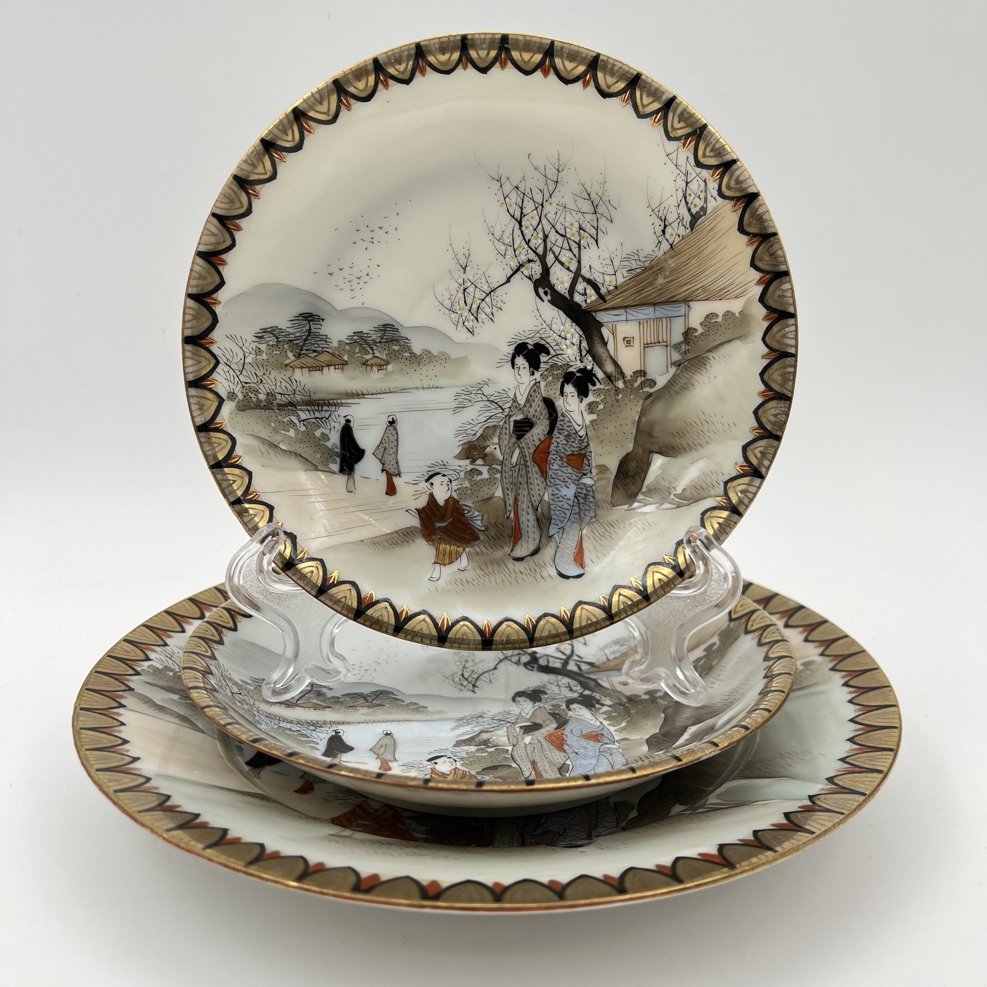 Набор посуды: десертная тарелка и 2 блюдца "Прогулка гейш ранней весной", фарфор, роспись, золочение, Япония, 1920-1950 гг.