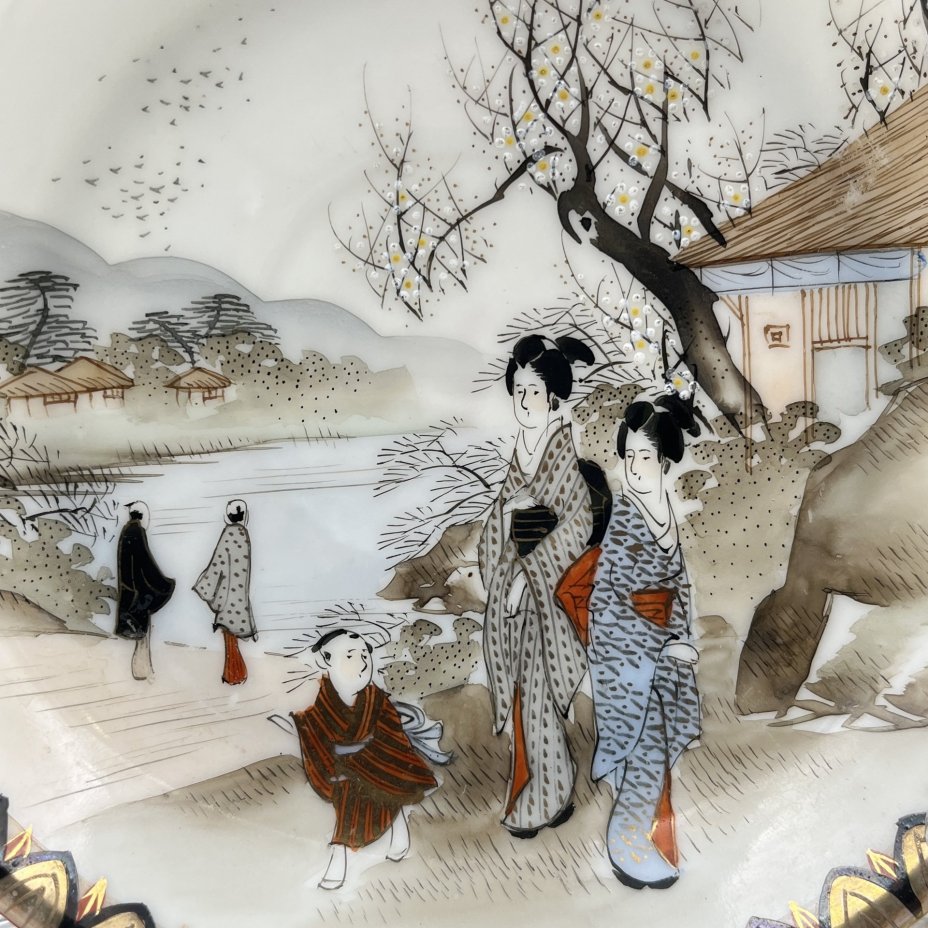 Набор посуды: десертная тарелка и 2 блюдца "Прогулка гейш ранней весной", фарфор, роспись, золочение, Япония, 1920-1950 гг.