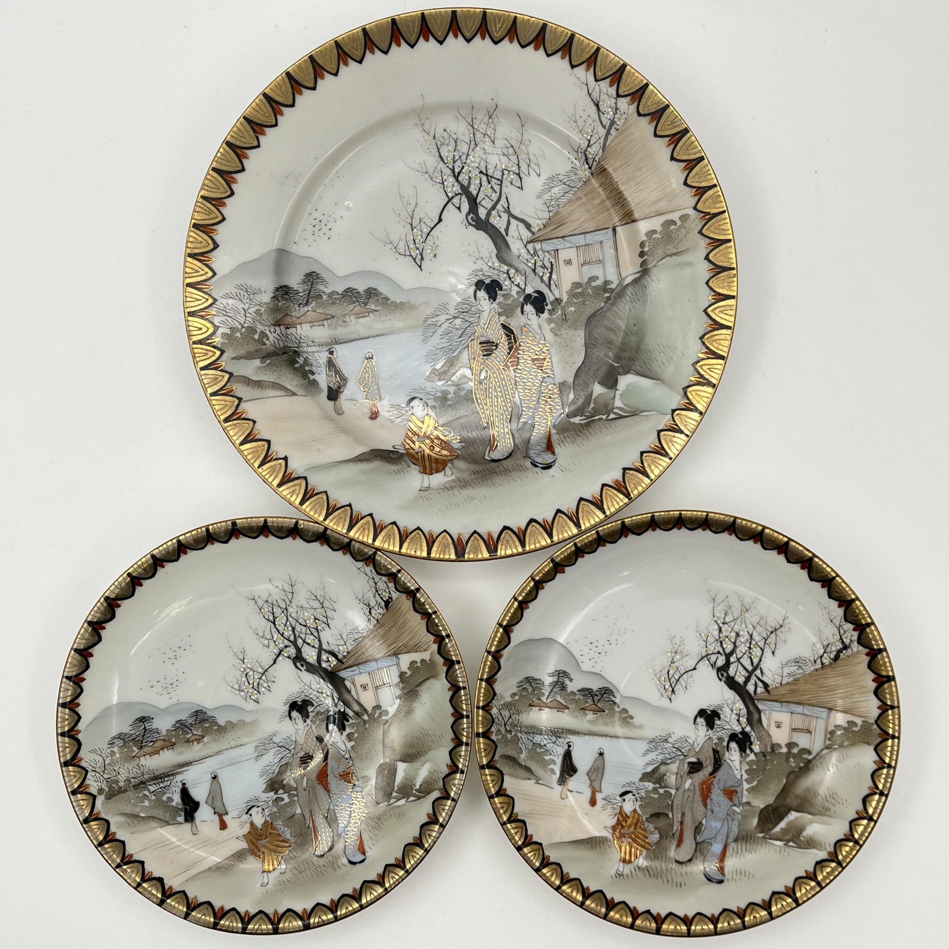 Набор посуды: десертная тарелка и 2 блюдца "Прогулка гейш ранней весной", фарфор, роспись, золочение, Япония, 1920-1950 гг.