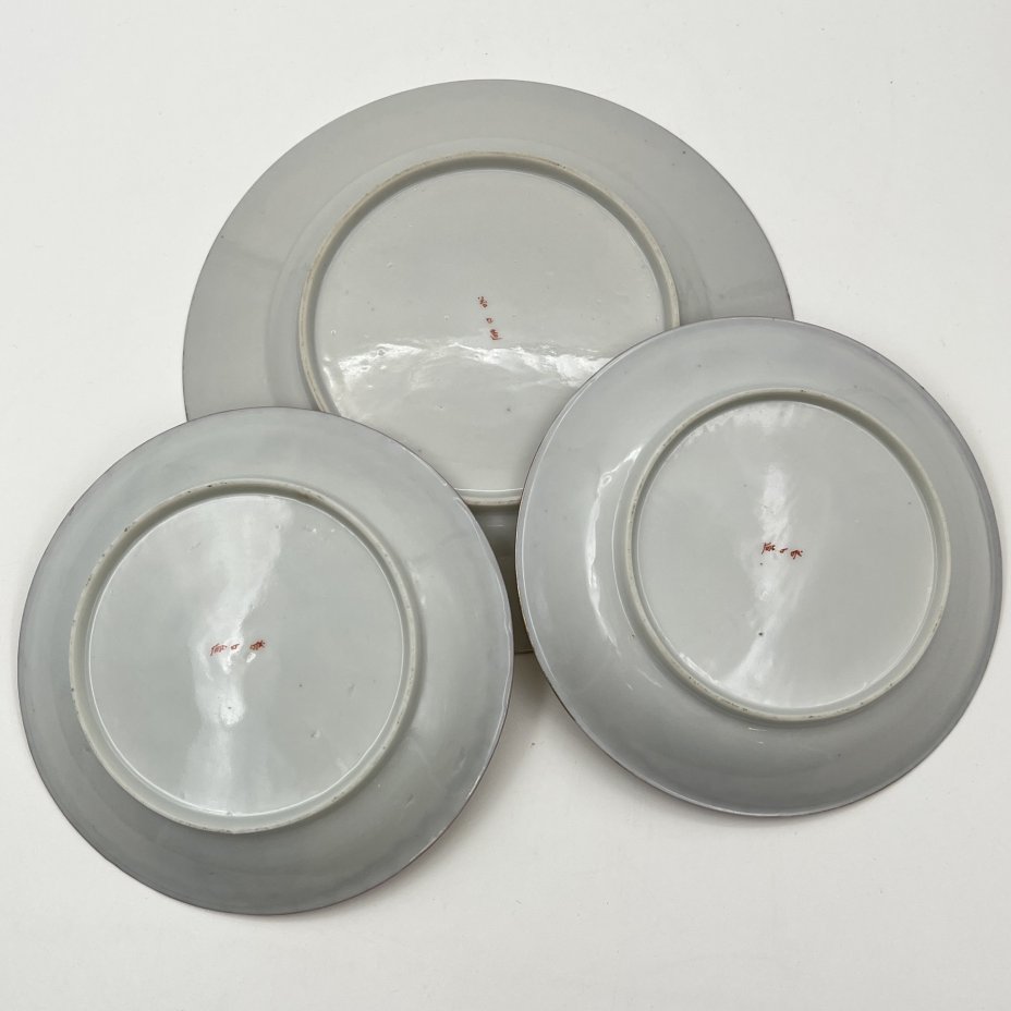 Набор посуды: десертная тарелка и 2 блюдца "Прогулка гейш ранней весной", фарфор, роспись, золочение, Япония, 1920-1950 гг.