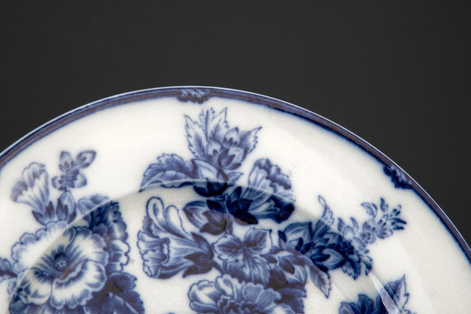 Тарелка "Hollyhock" с декором в виде цветов мальвы, Wedgwood