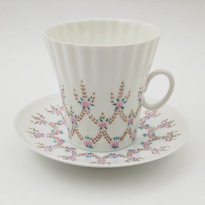 Пара кофейная с декором в виде цветочных гирлянд (форма "Одуванчик"), фарфор, деколь, Ленинградский фарфоровый завод (ЛФЗ), СССР, 1970-1986 гг.