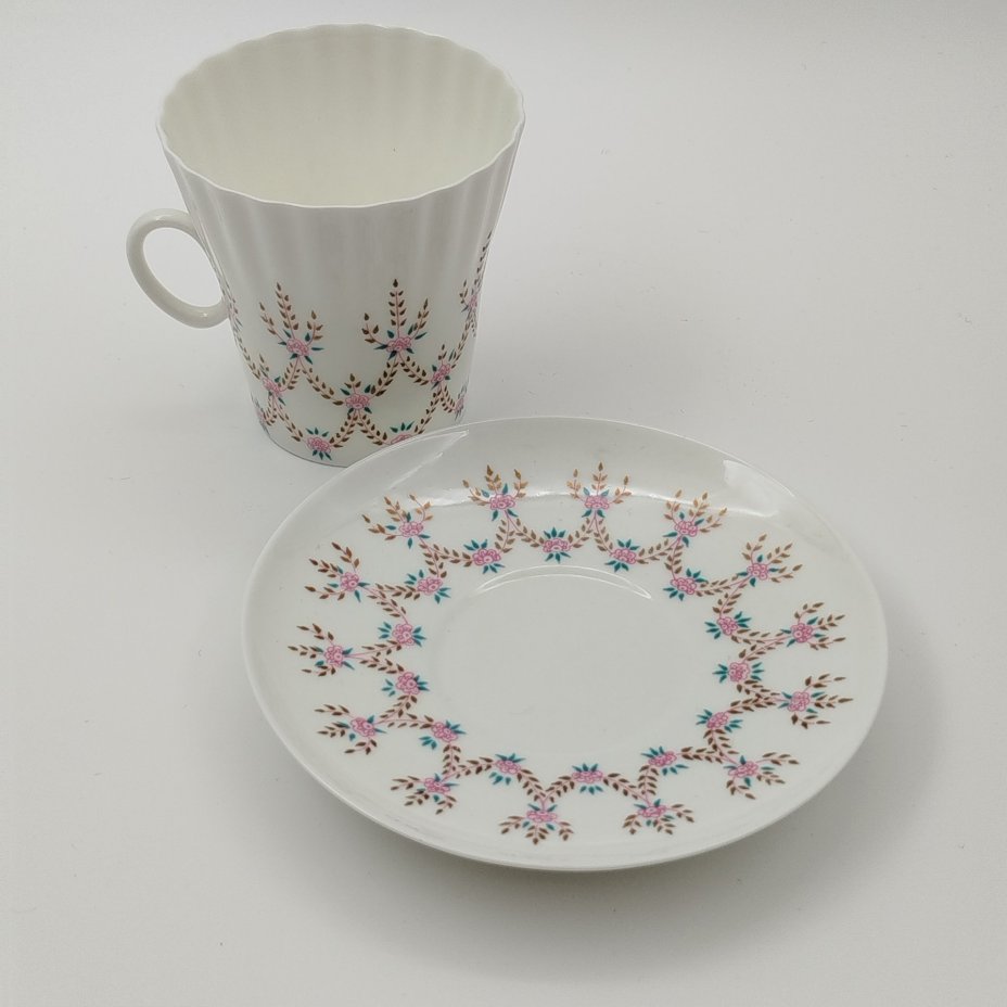 Пара кофейная с декором в виде цветочных гирлянд (форма "Одуванчик"), фарфор, деколь, Ленинградский фарфоровый завод (ЛФЗ), СССР, 1970-1986 гг.