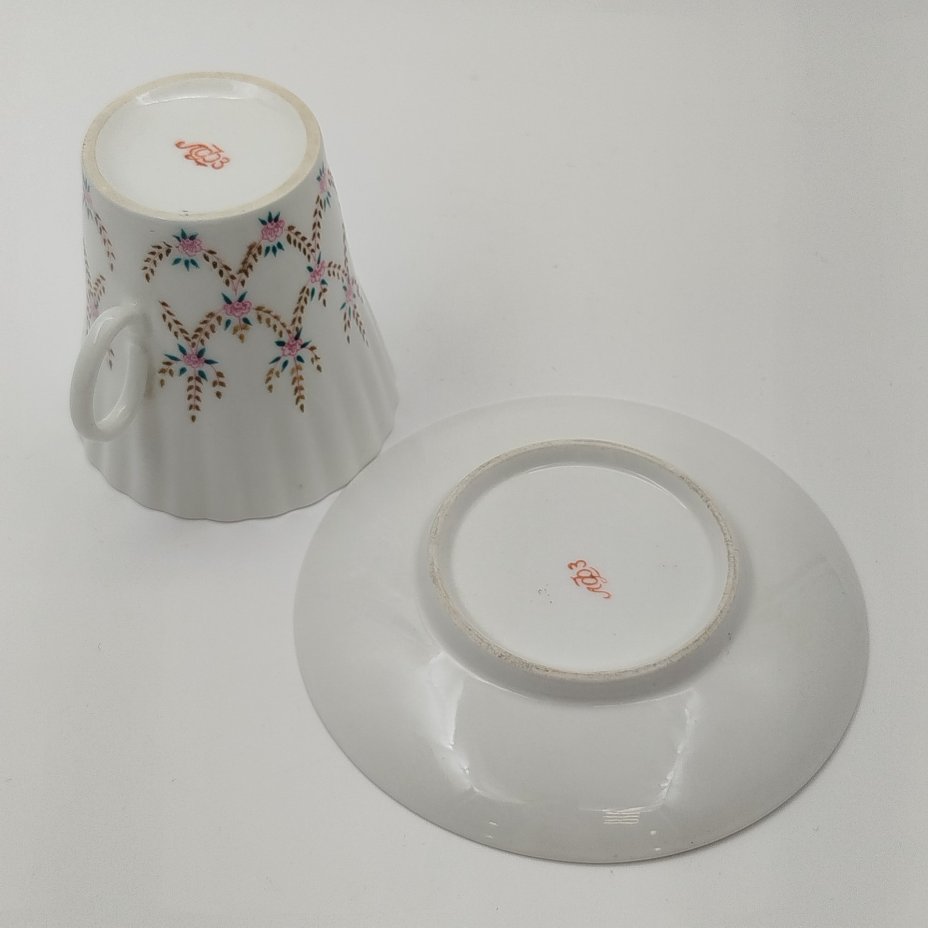 Пара кофейная с декором в виде цветочных гирлянд (форма "Одуванчик"), фарфор, деколь, Ленинградский фарфоровый завод (ЛФЗ), СССР, 1970-1986 гг.
