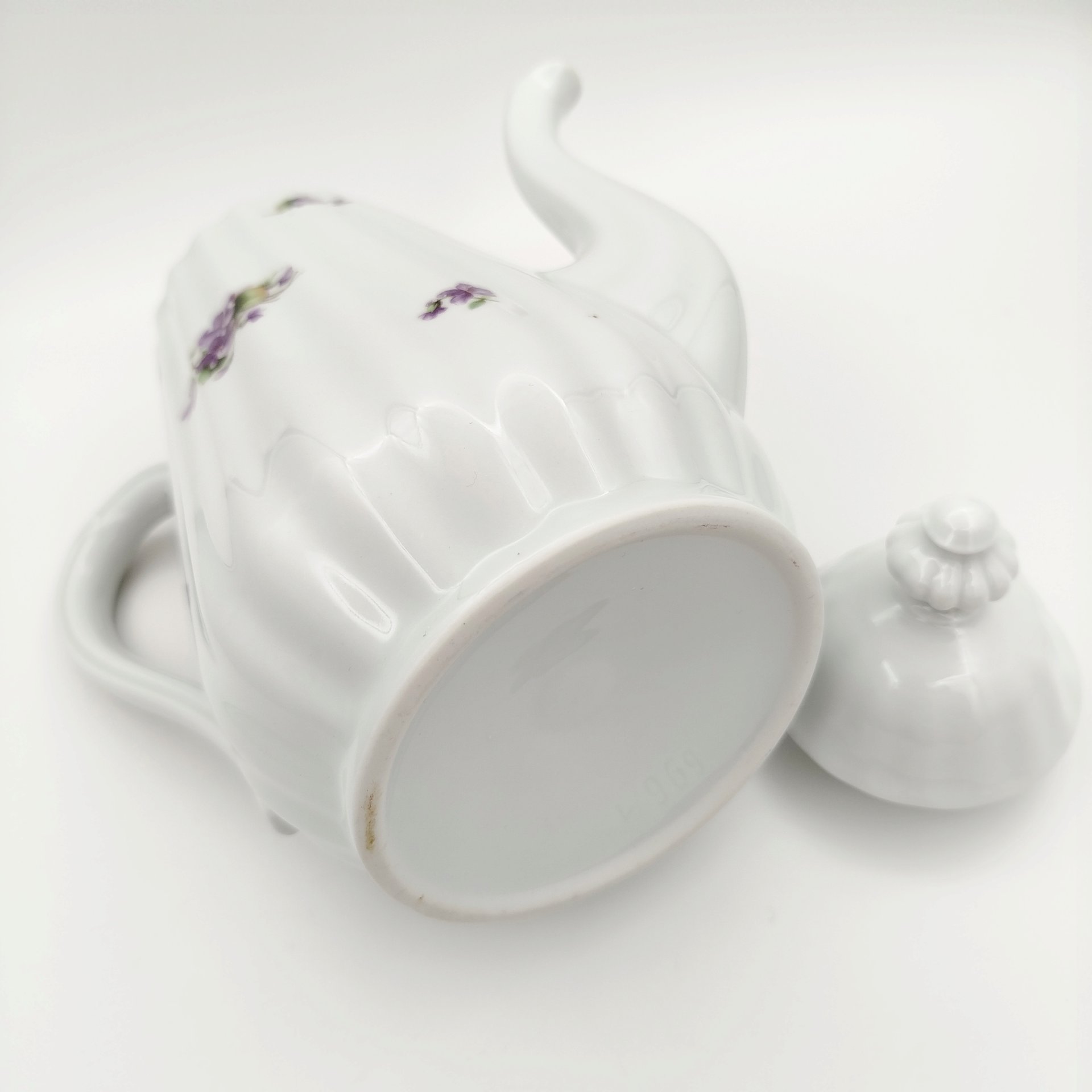 Чайник (кофейник), украшенный  фиалками по тулову и рельефной ручкой
