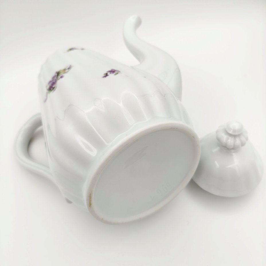 Чайник (кофейник), украшенный  фиалками по тулову и рельефной ручкой