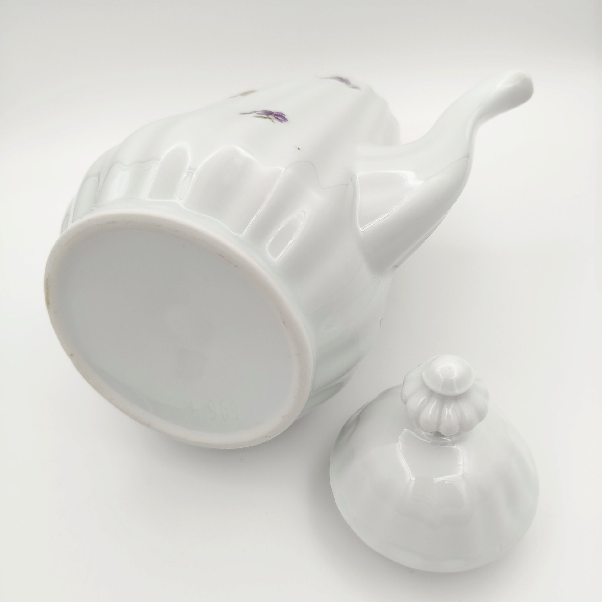 Чайник (кофейник), украшенный  фиалками по тулову и рельефной ручкой