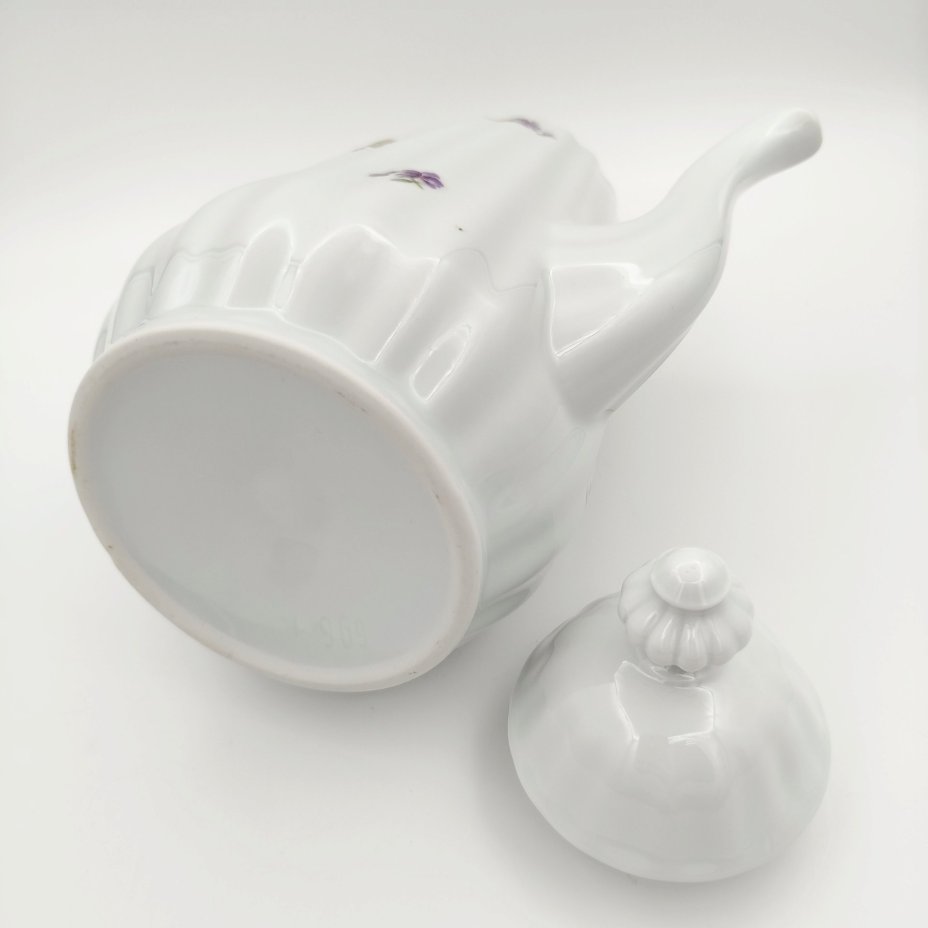 Чайник (кофейник), украшенный  фиалками по тулову и рельефной ручкой