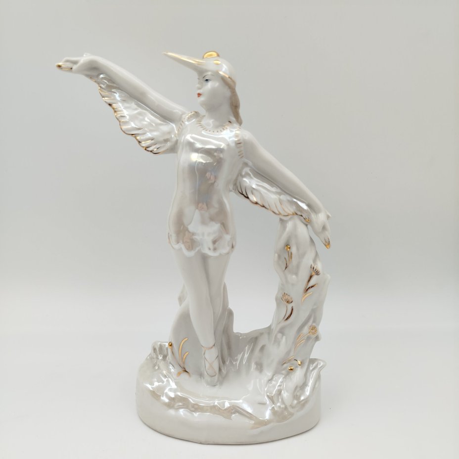 Статуэтка "Балерина в роли аиста", скульптор М.А. Интизарян, фарфор, роспись, люстр, золочение, Дмитровский фарфоровый завод (ДФЗ Вербилки), СССР, 1954-1965 гг.
