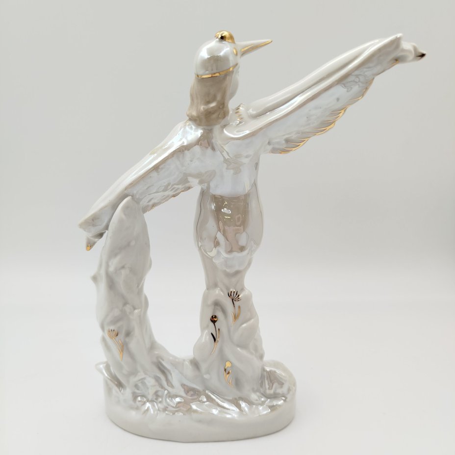 Статуэтка "Балерина в роли аиста", скульптор М.А. Интизарян, фарфор, роспись, люстр, золочение, Дмитровский фарфоровый завод (ДФЗ Вербилки), СССР, 1954-1965 гг.