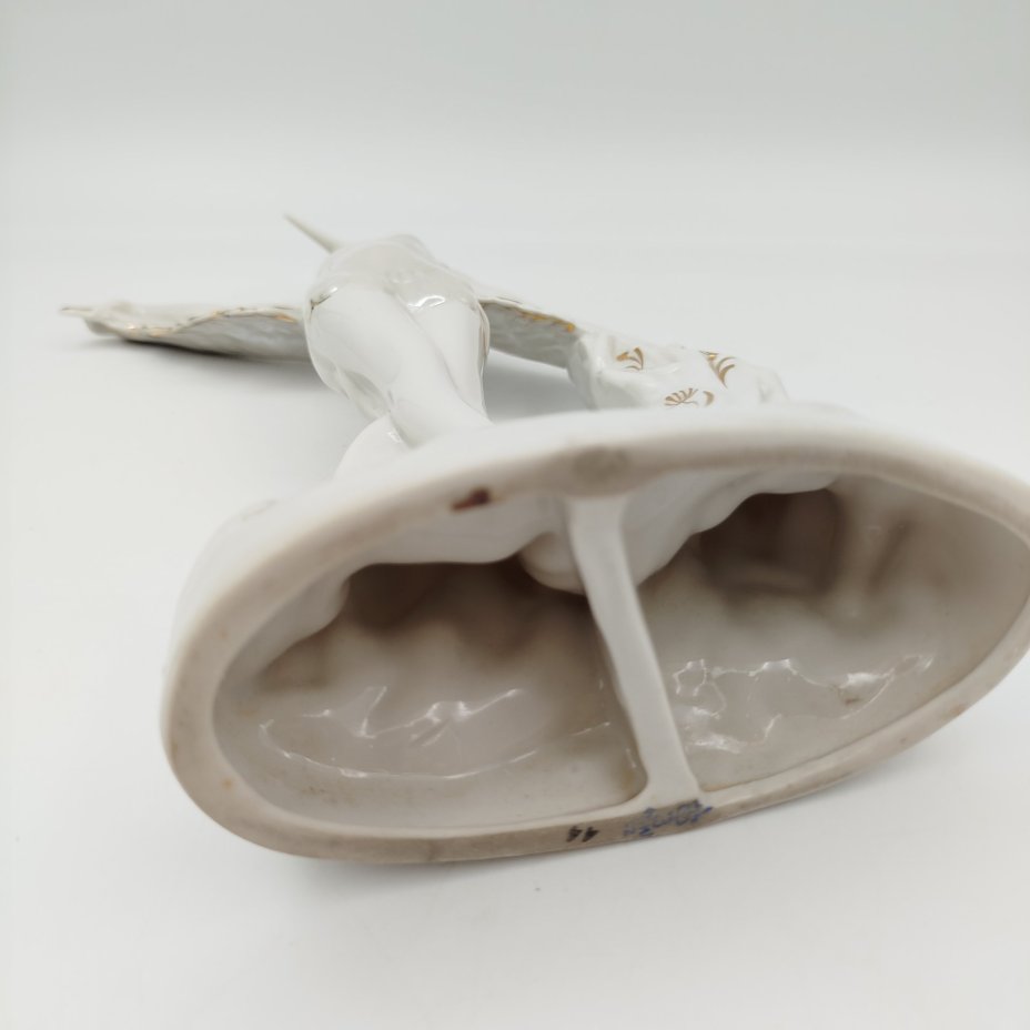 Статуэтка "Балерина в роли аиста", скульптор М.А. Интизарян, фарфор, роспись, люстр, золочение, Дмитровский фарфоровый завод (ДФЗ Вербилки), СССР, 1954-1965 гг.