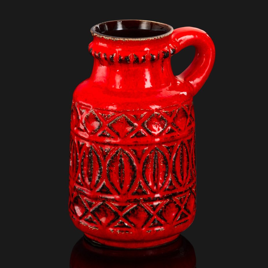 Кувшин для воды ярко-красного цвета с рельефным геометрическим узором, Bay Ceramics, керамика, лавовая глазурь (fat lava)