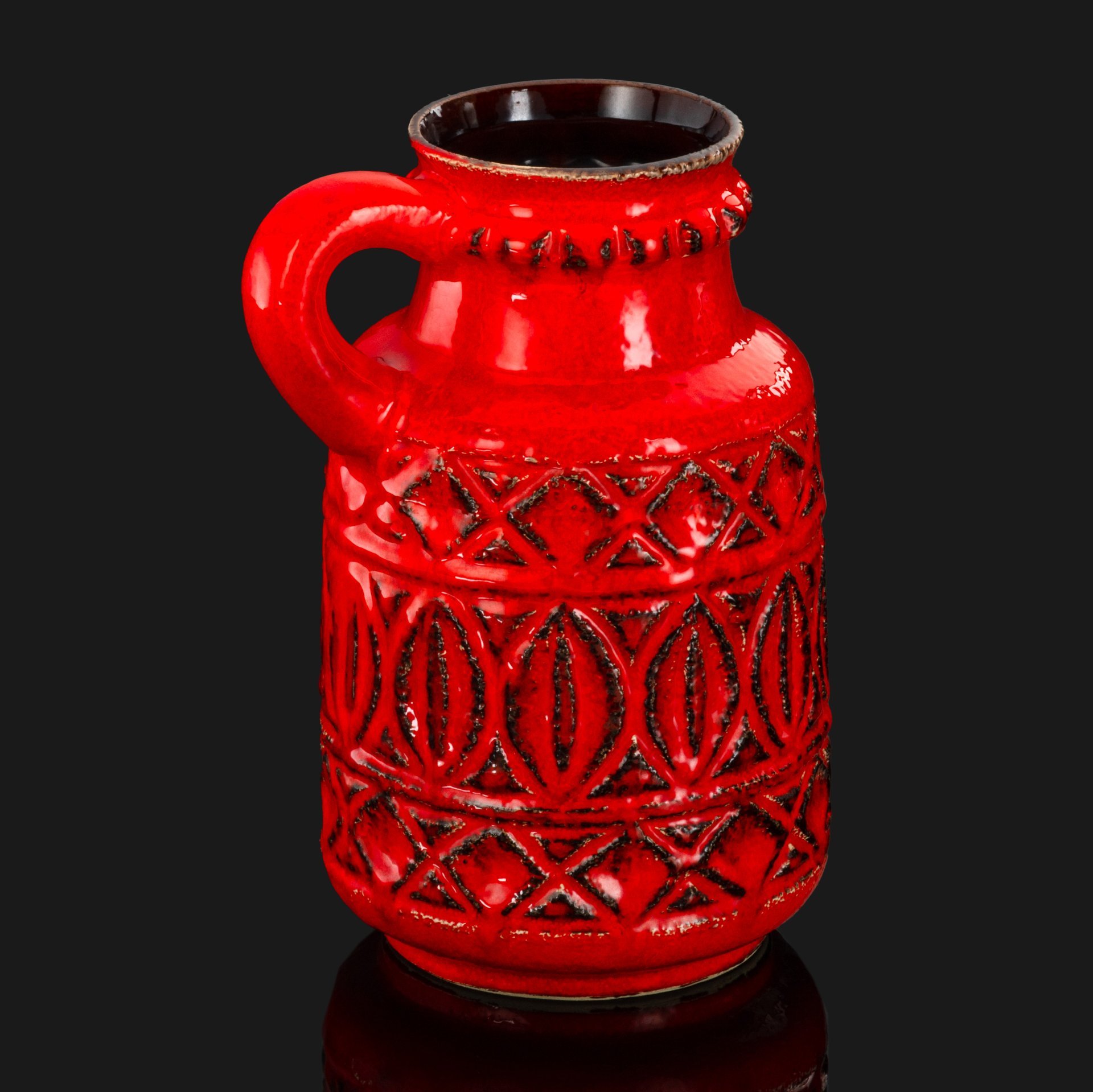 Кувшин для воды ярко-красного цвета с рельефным геометрическим узором, Bay Ceramics, керамика, лавовая глазурь (fat lava)