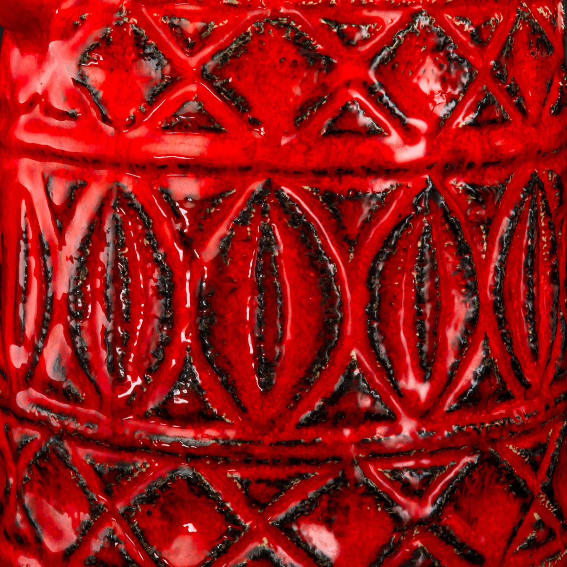 Кувшин для воды ярко-красного цвета с рельефным геометрическим узором, Bay Ceramics, керамика, лавовая глазурь (fat lava)