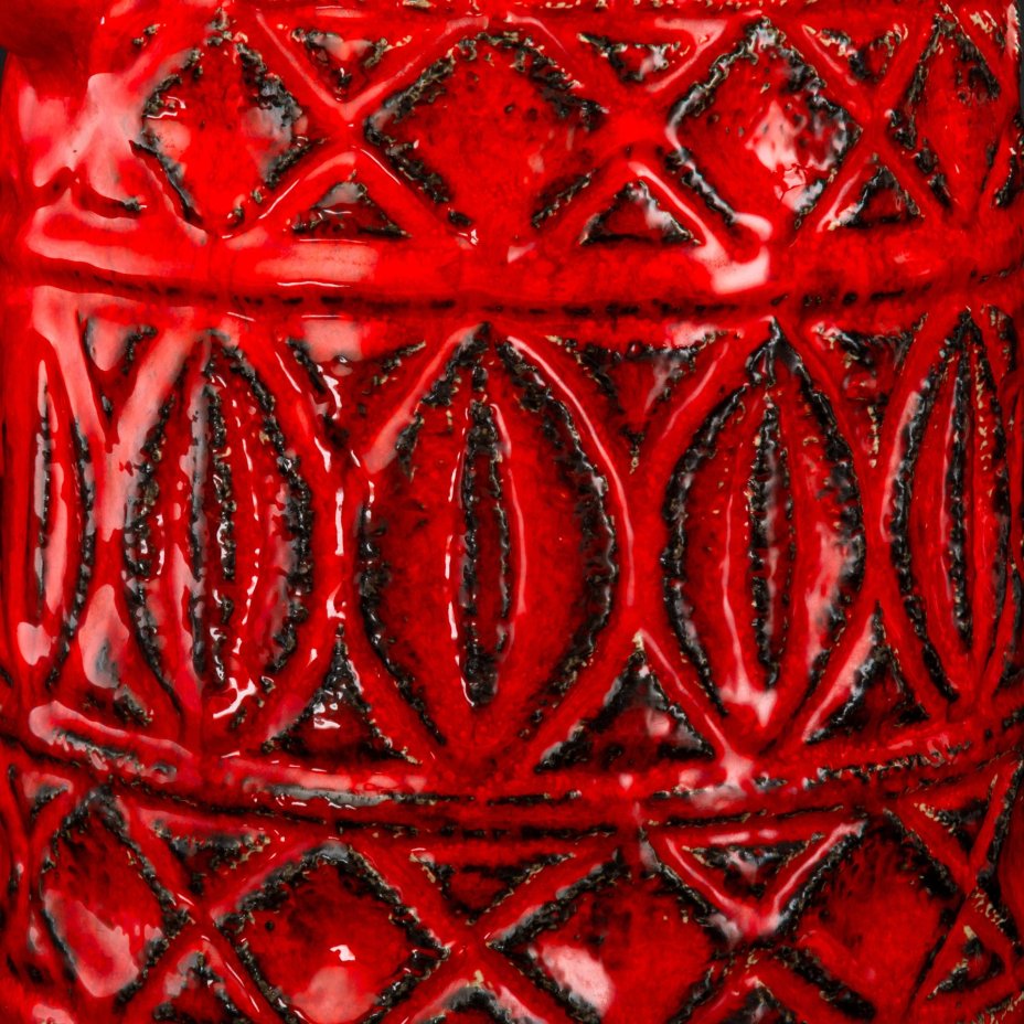 Кувшин для воды ярко-красного цвета с рельефным геометрическим узором, Bay Ceramics, керамика, лавовая глазурь (fat lava)