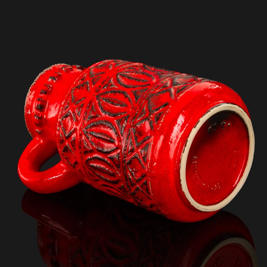 Кувшин для воды ярко-красного цвета с рельефным геометрическим узором, Bay Ceramics, керамика, лавовая глазурь (fat lava)