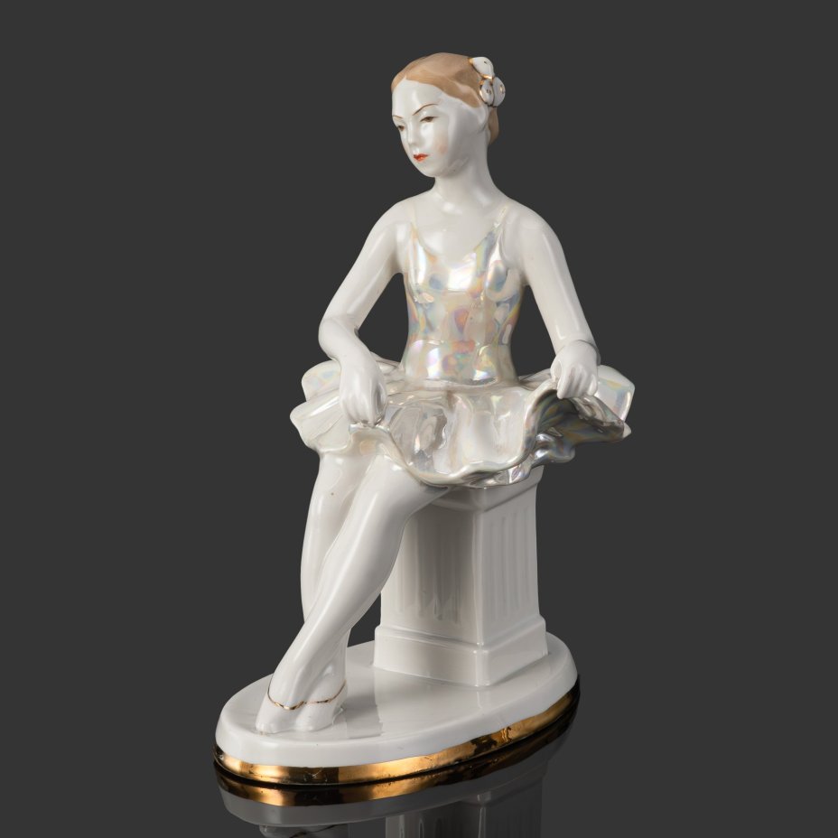 Статуэтка "Сидящий балерина" скульптор Ольга Сергеевна Артамонова, фарфор, роспись, люстр, Дмитровский фарфоровый завод (ДФЗ Вербилки), СССР, 1954-1965 гг.