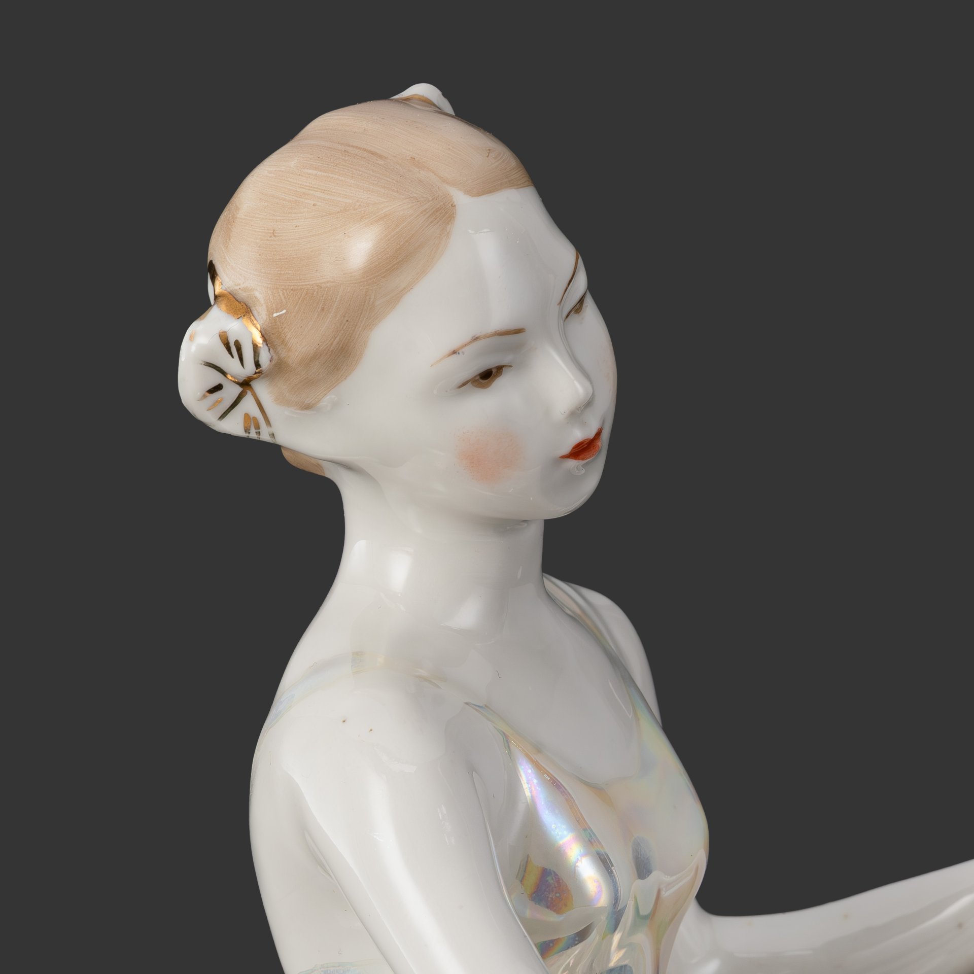 Статуэтка "Сидящий балерина" скульптор Ольга Сергеевна Артамонова, фарфор, роспись, люстр, Дмитровский фарфоровый завод (ДФЗ Вербилки), СССР, 1954-1965 гг.