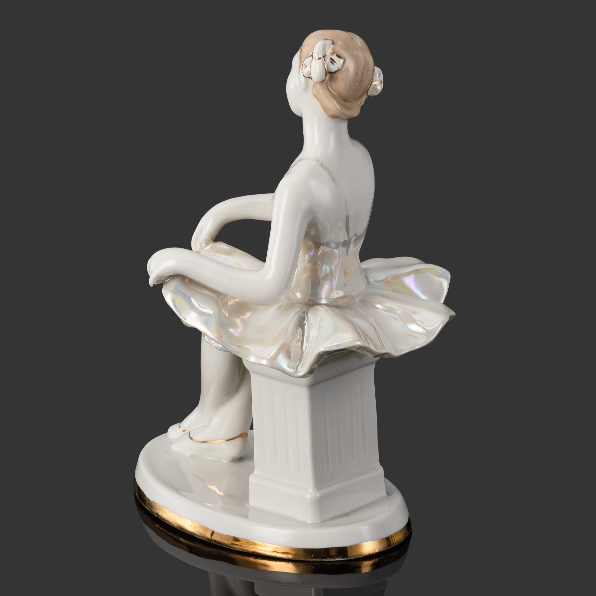 Статуэтка "Сидящий балерина" скульптор Ольга Сергеевна Артамонова, фарфор, роспись, люстр, Дмитровский фарфоровый завод (ДФЗ Вербилки), СССР, 1954-1965 гг.