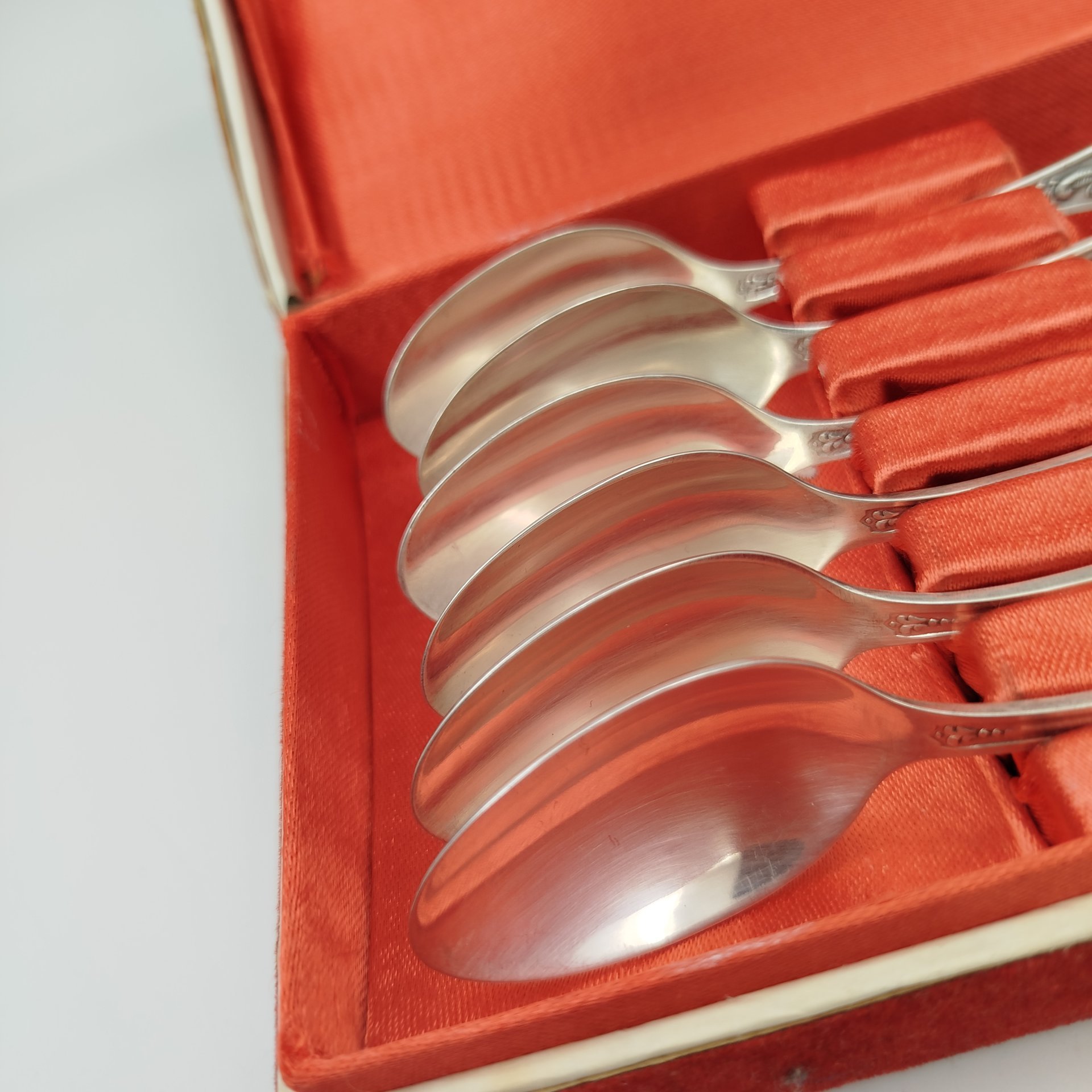 Набор из шести чайных ложек "Пламя" в коробке, мНЦ (медь-никель-цинк), картон, Кольчугинский завод цветных металлов, СССР, 1960-1990 гг.