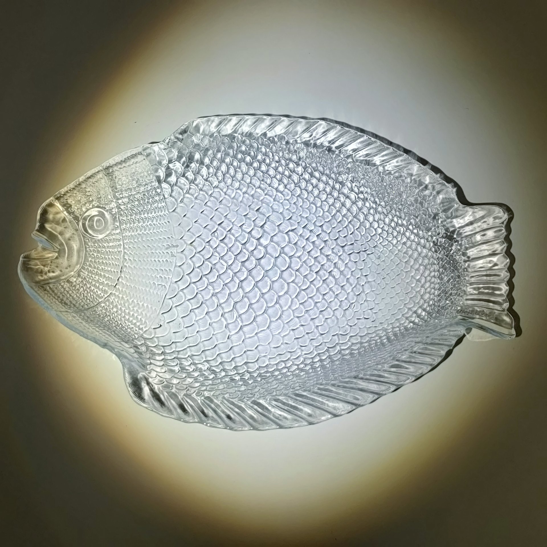 Блюдо для подачи закусок в форме рыбы, стекло, пресс, Pasabahce, Турция, 2000-2010 гг.
