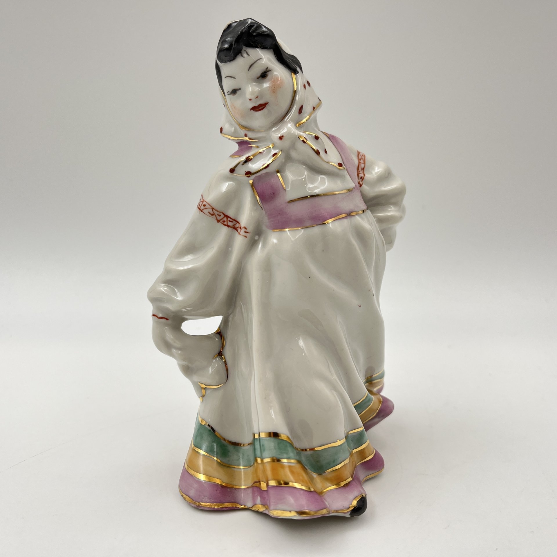 Статуэтка "Плясунья", фарфор, роспись, золочение, Городницкий фарфоровый завод, СССР, 1957-1960 гг.