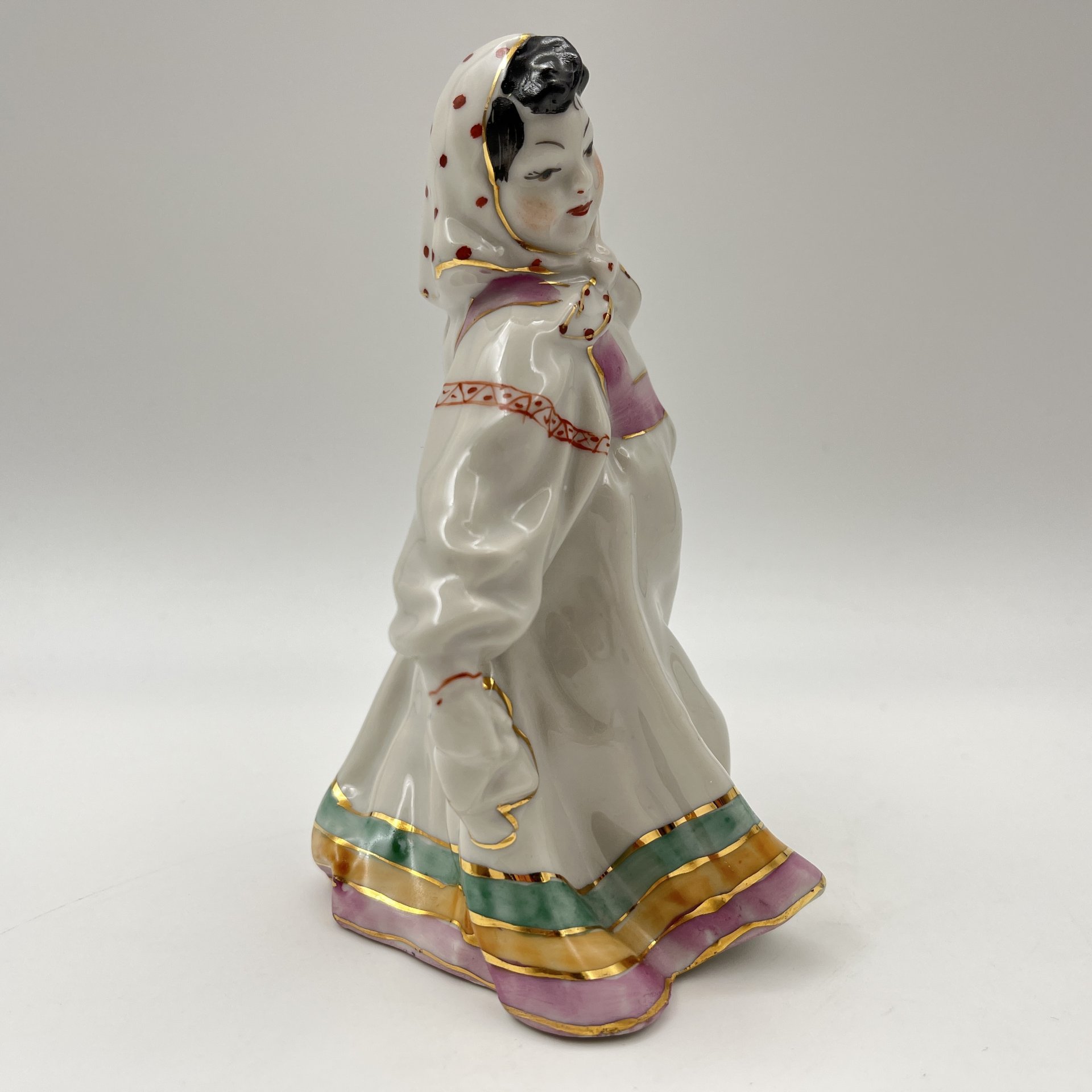 Статуэтка "Плясунья", фарфор, роспись, золочение, Городницкий фарфоровый завод, СССР, 1957-1960 гг.