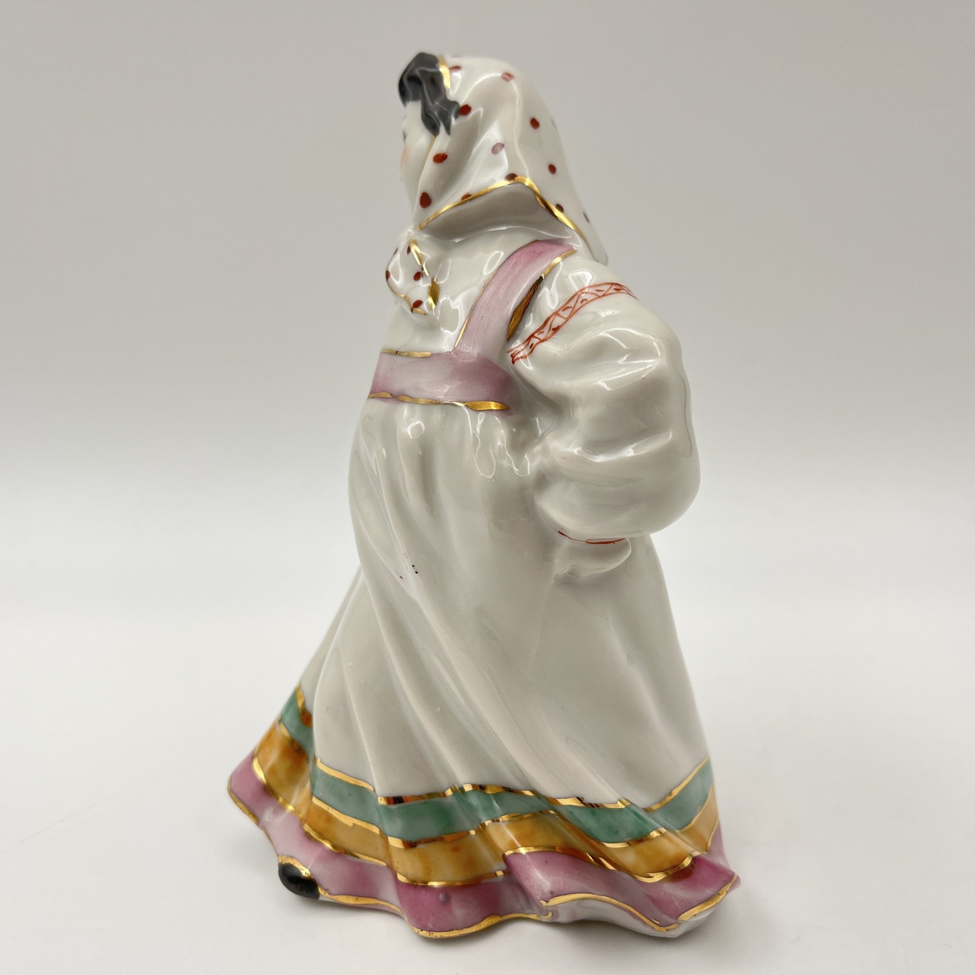 Статуэтка "Плясунья", фарфор, роспись, золочение, Городницкий фарфоровый завод, СССР, 1957-1960 гг.