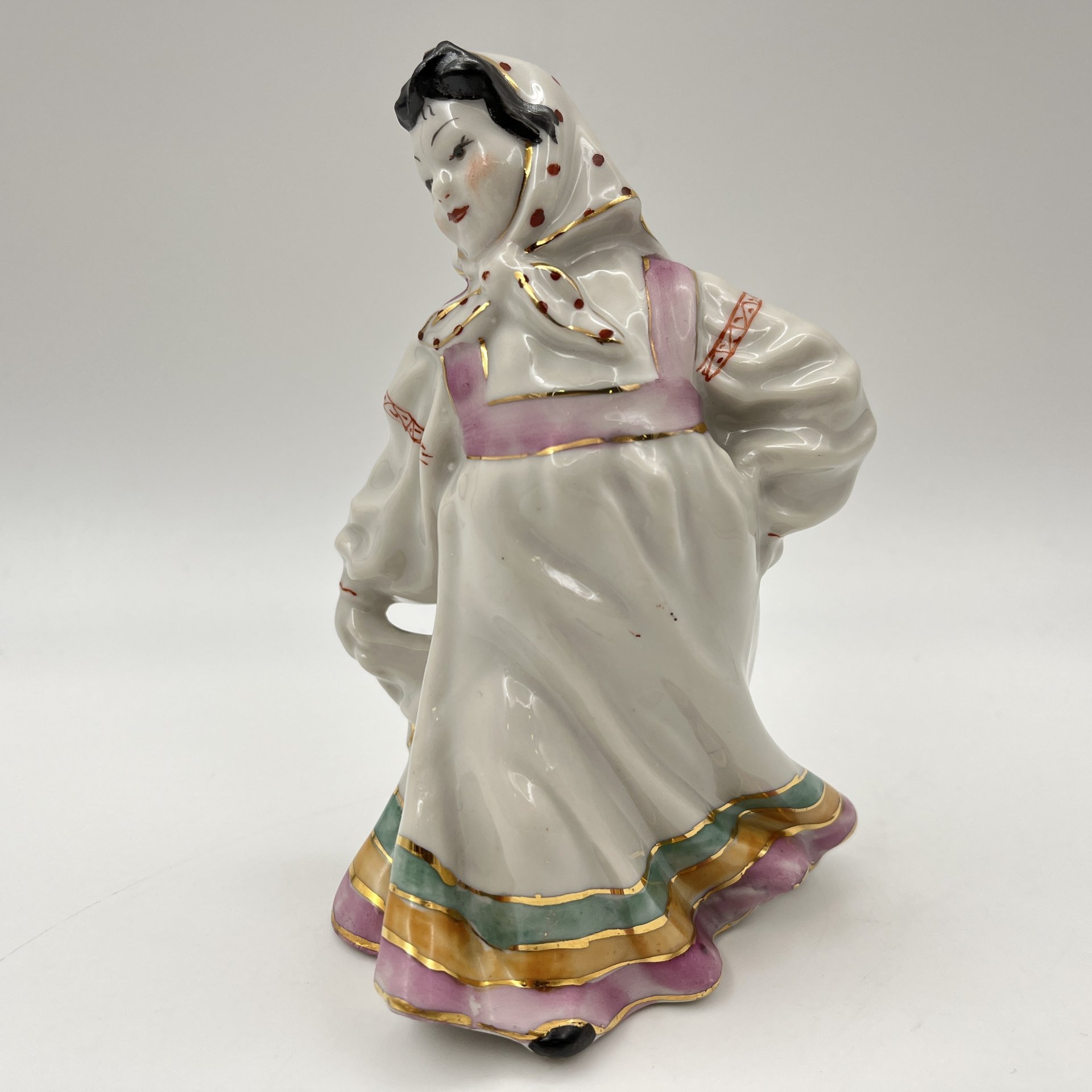 Статуэтка "Плясунья", фарфор, роспись, золочение, Городницкий фарфоровый завод, СССР, 1957-1960 гг.