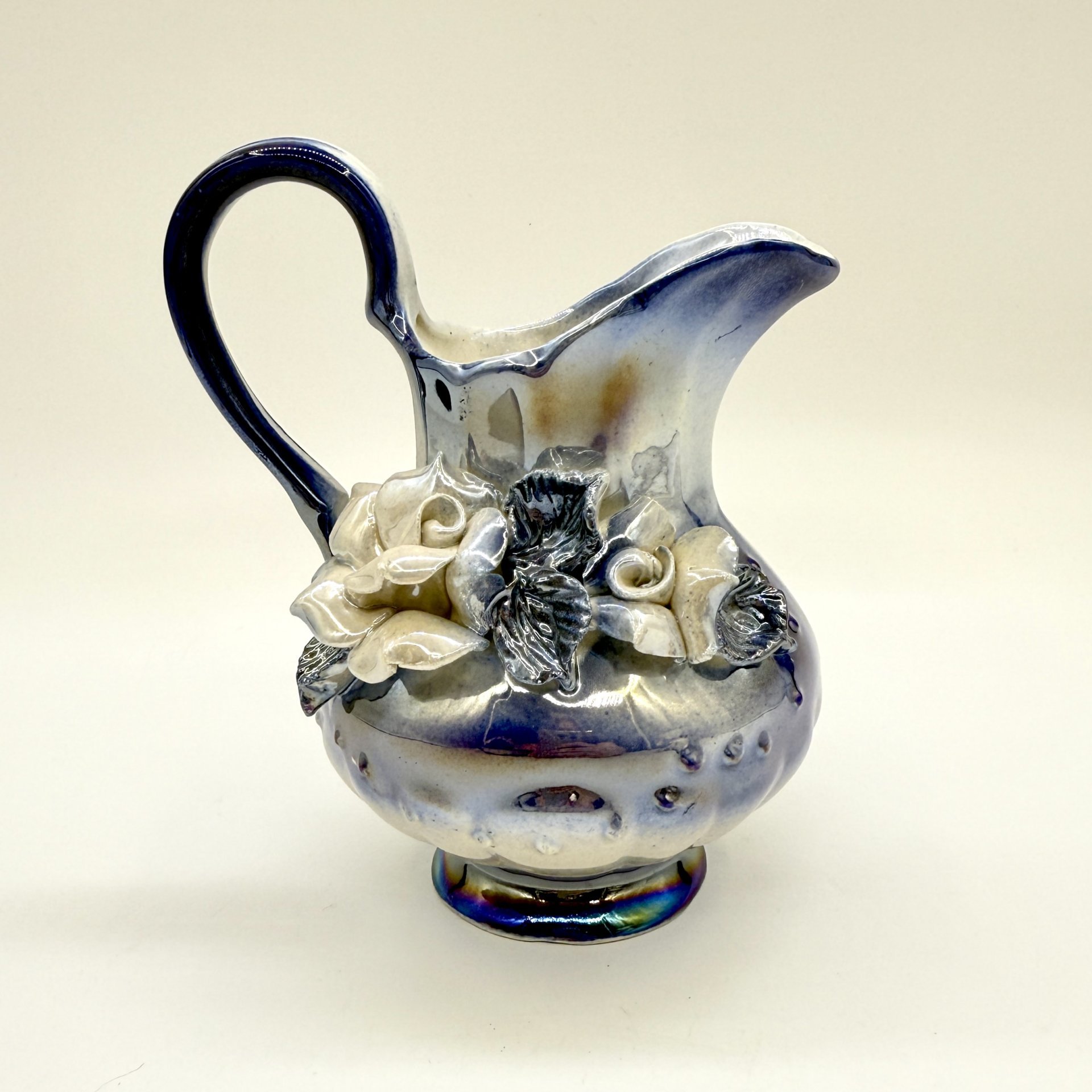 Молочник с рельефным декором, фарфор, рельеф, люстр, Китай, 1980-2000 гг.