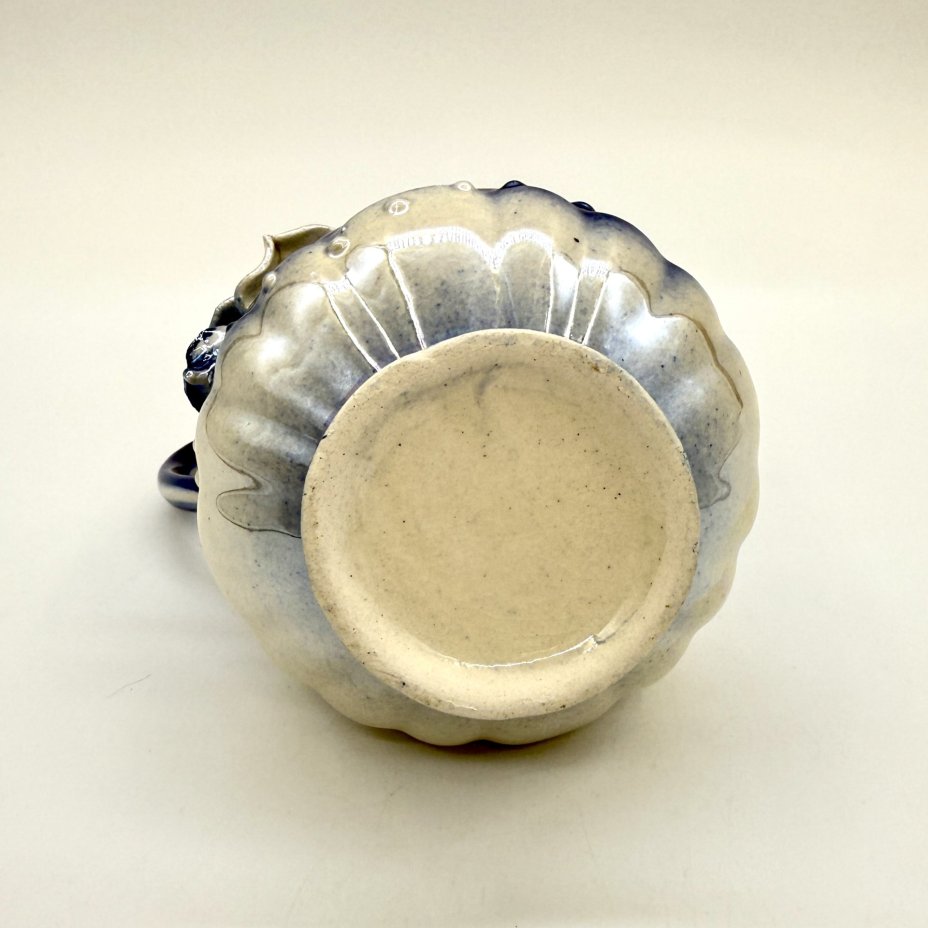 Молочник с рельефным декором, фарфор, рельеф, люстр, Китай, 1980-2000 гг.