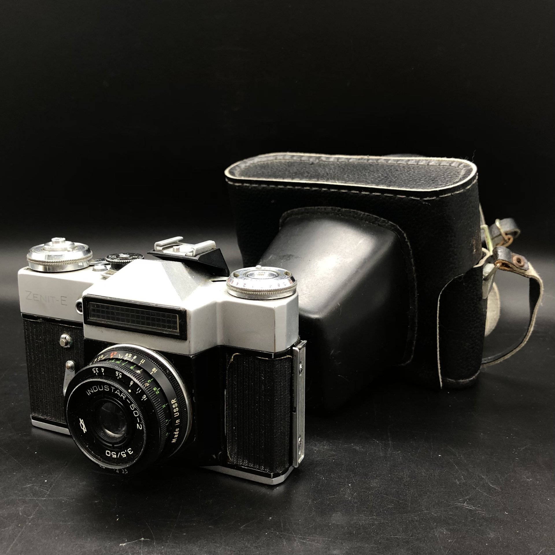 Фотоаппарат плёночный "Зенит-Е" с объективом "Индустар 50-2" в оригинальном кофре (нерабочий), Белорусское оптико-механическое объединение (БелОМО)