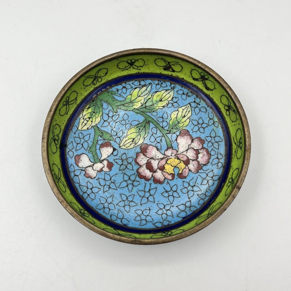 Розетка, украшенная цветочным декором на голубом цветочном фоне, выполненная в технике клуазоне, латунь, перегородчатая эмаль, Китай, 1960-1980 гг.