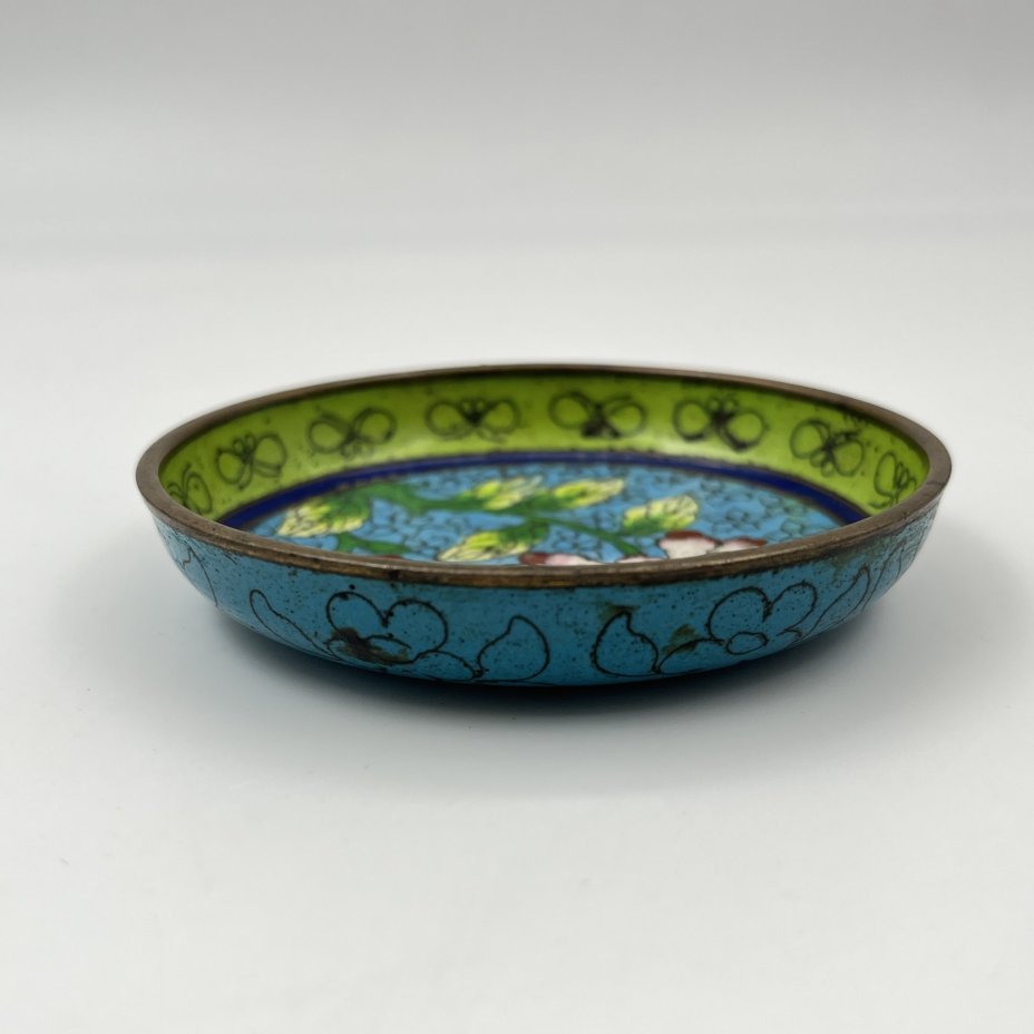 Розетка, украшенная цветочным декором на голубом цветочном фоне, выполненная в технике клуазоне, латунь, перегородчатая эмаль, Китай, 1960-1980 гг.