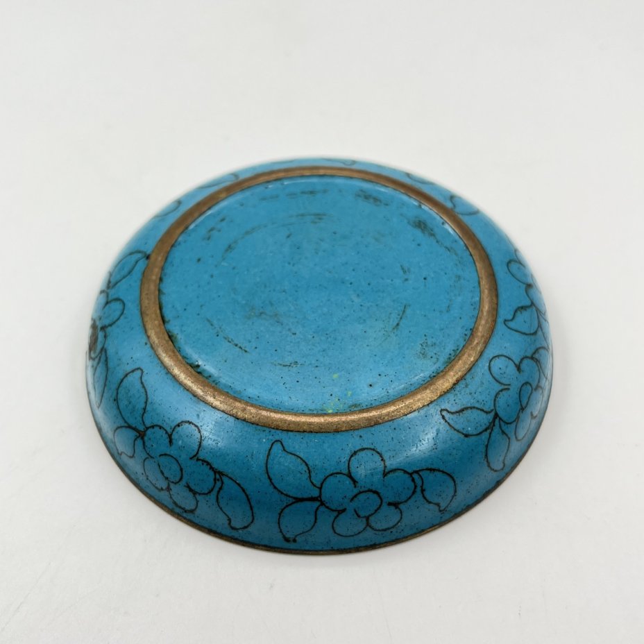 Розетка, украшенная цветочным декором на голубом цветочном фоне, выполненная в технике клуазоне, латунь, перегородчатая эмаль, Китай, 1960-1980 гг.