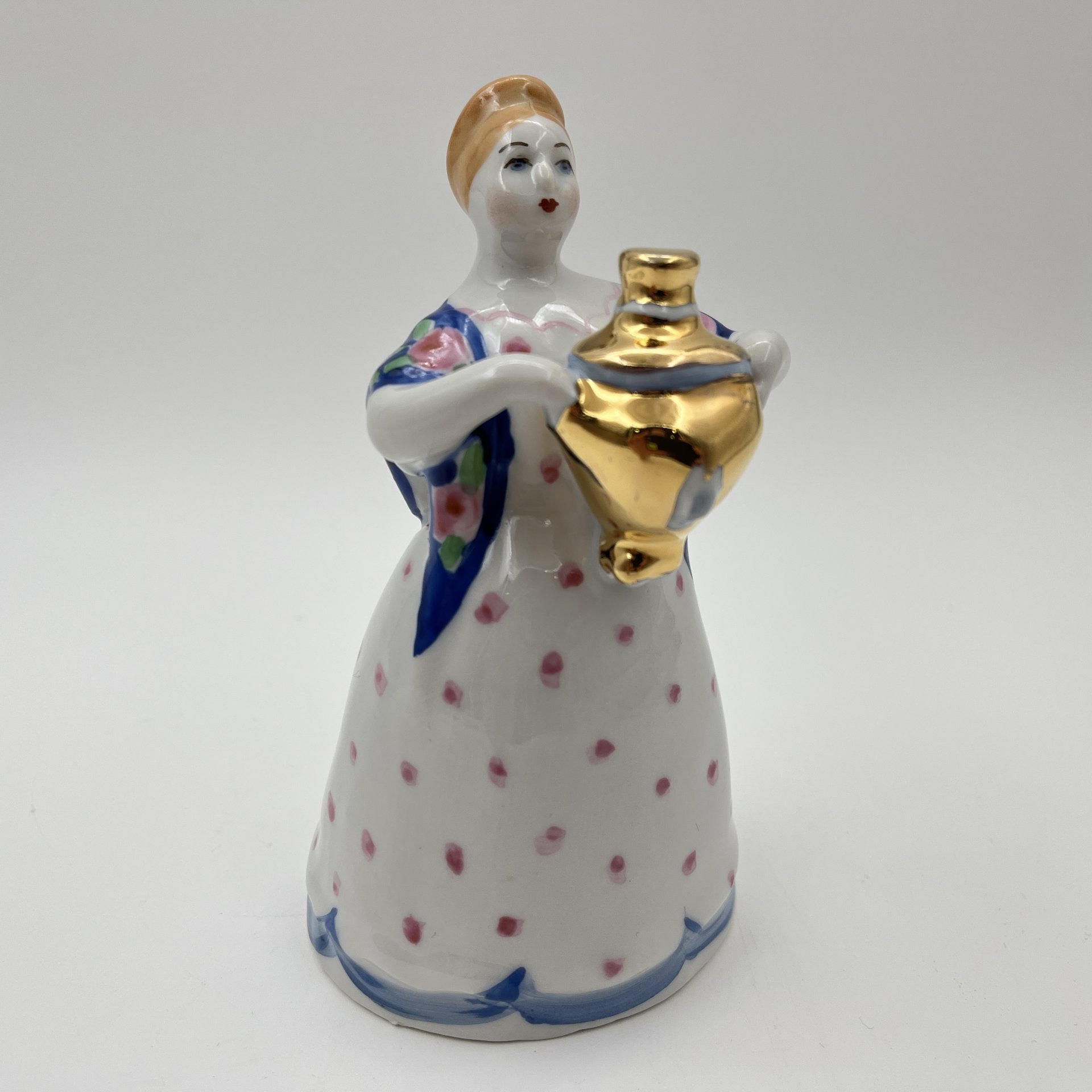 Статуэтка "Девушка с самоваром" (Чаепитие) скульптор Н. А. Малышева, фарфор, роспись, золочение, Дулевский фарфоровый завод (Дулёво), СССР, 1968-1991 гг.
