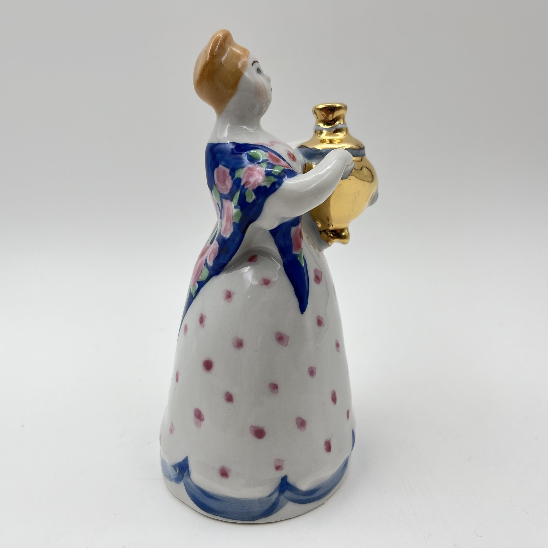 Статуэтка "Девушка с самоваром" (Чаепитие) скульптор Н. А. Малышева, фарфор, роспись, золочение, Дулевский фарфоровый завод (Дулёво), СССР, 1968-1991 гг.