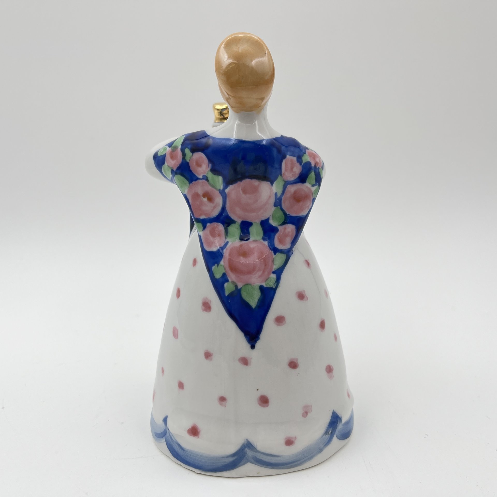 Статуэтка "Девушка с самоваром" (Чаепитие) скульптор Н. А. Малышева, фарфор, роспись, золочение, Дулевский фарфоровый завод (Дулёво), СССР, 1968-1991 гг.