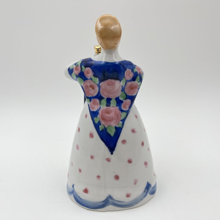 Статуэтка "Девушка с самоваром" (Чаепитие) скульптор Н. А. Малышева, фарфор, роспись, золочение, Дулевский фарфоровый завод (Дулёво), СССР, 1968-1991 гг.